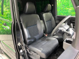 運転席まわりには十分なスペースがあり、大柄な方でもゆったり運転していただける環境です。
