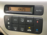 【オートエアコン】一度お好みの温度に設定すれば、車内の温度を検知し風量や温度を自動で調整。暑い&hellip;寒い&hellip;と何度もスイッチ操作をする必要はありません。快適な車内空間には必須の機能ですね♪