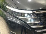 【LEDヘッドライト】悪天候や夜間走行時も良好な視界を確保し安心して運転できる高輝度LEDヘッドライトを装備!点灯速度が早く、消費電力も抑えられています。