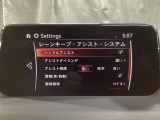 ハンドル操作をアシストすることにより車線からの逸脱回避を支援します。