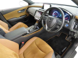 高級感のある美しいインテリアデザインの運転席です。