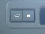 【パワーバックドア】スマートキーや運転席のボタンを押すだけでリアゲートが自動で開閉します!荷物を持っている時や、高い位置にあるバックドアを閉める際に便利な機能です♪