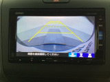 バックでの車庫入れも安心です! リアカメラが付いているバックモニター付のナビを装備しております。操作線もついており距離感も画面から確認できます。