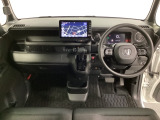 車内は光触媒抗菌消臭施工済です。スタイリッシュなデザインでスポーティなインパネ周りを演出します。グローブボックスやカップホルダーのほかにトレーなどたくさんの収納スペースが付いています。