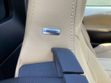 BOSEサウンドシステムを搭載。「良い音を出す」ではなく、その車種のごとに特徴を計算(車種専用設計)し、「反響音」を作り出すことによってどの座席でも自分中心で音が聴こえ、「心地よい空間」を作り出します。