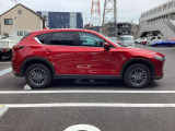 CX-5のサイドビューは「魂動(こどう)」デザインに基づき、伸びやかなルーフライン、絞り込まれたキャビン、そして厚みのあるボディが融合した、優雅さと力強さを兼ね備えるのが特徴です