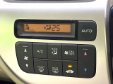 【オートエアコン】一度お好みの温度に設定すれば、車内の温度を検知し風量や温度を自動で調整。暑い&hellip;寒い&hellip;と何度もスイッチ操作をする必要はありません。快適な車内空間には必須の機能ですね♪