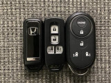 スマートキー付きですからドアロックの開閉およびエンジンスタートが楽々です。電動スライドドアの開け閉めもボタンで操作できます。加えて、純正リモコンエンジンスターター用の操作キーもついています。