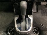 CVT車のセレクトレバーです。低速から高速まで、変速ショックのないスムーズな走りを実現するとともに、エンジン効率のよい領域を維持することで燃費にも貢献します。