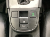 セレクトレバーの下に電子制御パーキングブレーキがあります。スイッチひとつで、停車した地点の傾斜などをシステムが検知・判断してブレーキ力を自動的に最適制御し、しっかり停車できるパーキングシステムです。