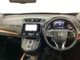 車内は光触媒抗菌消臭施工済です。インパネ周りはスタイリッシュなデザインで機能や装備も充実しています。グローブボックスやカップホルダーのほかにトレーなどたくさんの収納スペースが付いています。