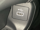 セレクトレバーの下にスマートフォンなどが置けるトレーと、外部入力の可能なUSB端子がついています。また反対の左側には充電可能なUSB端子がついています。移動中に充電もできるので便利です。