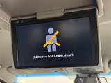 【12.1型フリップダウンモニター】12.1型、純正後席フリップダウンモニターを装備。家族や仲間との長距離ドライブも、このモニターがあればさらに盛り上がりますね!