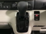 CVT車のセレクトレバーです。低速から高速まで、変速ショックのないスムーズな走りと、エンジン効率のよい領域を維持して燃費にも貢献します。サイドブレーキはスイッチ操作の電子制御パーキングブレーキです。