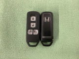 スマートキー付きですからドアロックの開閉およびエンジンスタートが楽々です。電動スライドドアの開け閉めもボタンで操作できます。スペアキーも同じものを用意しております。