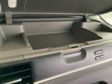 運転席にはアッパーボックスを備えており、小物の収納に便利です。