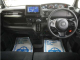 運転にかかわる様々な操作を安全に行えるように視点移動が少なく、操作性に配慮されたスイッチ類が凝縮されたコクピットです。
