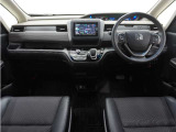 ◆視界広々で非常に運転しやすくロングドライブでも疲れを感じさせないすっきりとまとまったインパネ周りです。