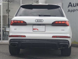 Audiのリヤディフューザーは、車両の後方での空気の流れを整え、乱流を減少させることで、走行安定性を向上させます。またスポーティで洗練された外観を提供し、全体のスタイルに一体感を持たせます。