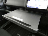 ノートPCを置いてお仕事や軽食時のトレイ代わりに便利なインパネテーブル装備です。危険ですので走行中は、収納しておいてください