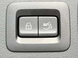 【パワーバックドア】スマートキーや運転席のボタンを押すだけでリアゲートが自動で開閉します!荷物を持っている時や、高い位置にあるバックドアを閉める際に便利な機能です♪