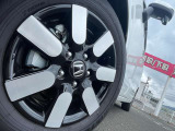 純正16インチアルミホイール装着で、タイヤサイズは『185/65R15』となっております!