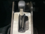 CVT車のセレクトレバーです。低速から高速まで、変速ショックのないスムーズな走りを実現するとともに、エンジン効率のよい領域を維持することで燃費にも貢献します。