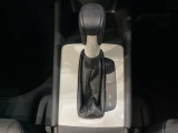 CVT車のセレクトレバーです。低速から高速まで、変速ショックのないスムーズな走りを実現するとともに、エンジン効率のよい領域を維持することで燃費にも貢献します。
