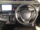 【ハンドル】運転にかかわる様々な操作を安全に行えるように視点移動が少なく操作性に配慮されたスイッチ類が凝縮されたコックピットです。