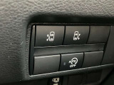 アイドリングストップ。停車時にブレーキを踏むだけでエンジンがストップ。さらに、発進時にはブレーキから足を離すだけでエンジンを始動します燃費を向上させます。ON/OFFスイッチにより切り替える事も可能です。