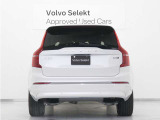 XC90は、使い方の幅を広げる7シーター仕様。洗練された佇まいの中に、高い実用性を秘めています。室内に足を踏み入れば、そこはまさに北欧のリビングルーム。落ち着きある明るい雰囲気をご堪能ください。