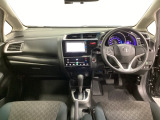 車内は光触媒抗菌消臭施工済です。インパネ周りはスタイリッシュなデザインです。グローブボックスやカップホルダーのほかにトレーなどたくさんの収納スペースが付いています。