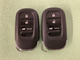 スマートキーを装備しています。鍵を差し込むことなくドアロックの開け閉めと、スタートボタン操作でのエンジンスタートができます。ボタン操作でトランクが開けられる電動テールゲートのボタンもついています。