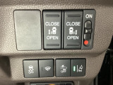 両側電動スライドドアは運転席から操作ができるよう、操作スイッチが付いています。Hondaセンシング用のVSA(ABS+TCS+横滑り抑制)解除と路外逸脱抑制機能などのスイッチがあります。