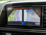 ☆両サイドビューです!左右両サイドに設置されたカメラからの映像を表示し、車両側方の安全確認や狭い小路での接触回避などの操作を補助するモードです。