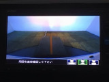 【バックカメラ】運転が苦手な方も車庫入れラクラクです!ギアをリバースに入れれば自動的に切り換わりますので、面倒な操作は不要です♪狭い駐車場もお車を傷つけず安心ですね!