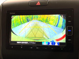 【バックカメラ】駐車時に後方がリアルタイム映像で確認できます。大型商業施設や立体駐車場での駐車時や、夜間のバック時に大活躍!運転スキルに関わらず、今や必須となった装備のひとつです!