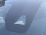 フロントガラスの上部には衝突軽減ブレーキの装置も付いており、より安全に運転を楽しんでいただくことができます。