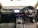 車内は光触媒抗菌消臭施工済です。インパネ周りはスタイリッシュなデザインです。グローブボックスやカップホルダーのほかにトレーなどたくさんの収納スペースが付いています。