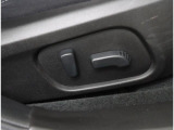 運転席と助手席は電動パワーシートが装備され、ドライバーの体系に合わせて細かいシートポジション設定が可能です!