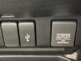 アクセサリーソケットはUSBのアダプターなどをつければ、スマホの充電にも使えます。横にはナビゲーション用の外部入力可能なUSB端子がついており、周辺には物が置けるボックスがついています。
