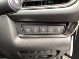 安全装置のスイッチは運転席パネル右下に集約されています。任意で切り替え可能なため状況に合わせてお使いください。