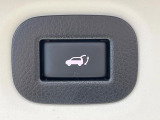 【パワーバックドア】スマートキーや運転席のボタンを押すだけでリアゲートが自動で開閉します!荷物を持っている時や、高い位置にあるバックドアを閉める際に便利な機能です♪