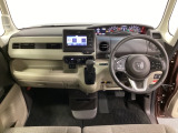 車内は光触媒抗菌消臭施工済です。スタイリッシュなデザインで暖かみのあるインパネ周りを演出します。グローブボックスやカップホルダーのほかにトレーなどたくさんの収納スペースが装備されています。
