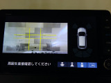 バックカメラの画像です。ガイドラインがスムースな車庫入れをサポートいたします。車庫入れの安心感がアップしますね。