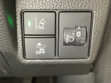 ハンドルの右側にはヘットライトリベライザーとHondaセンシング用のメインスイッチがついています。ヘッドライトリベライザーは道路状況や積荷の加重に応じてライトの高さを調節できます。
