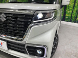 【LEDヘッドライト】悪天候や夜間走行時も良好な視界を確保し安心して運転できる高輝度LEDヘッドライトを装備!点灯速度が早く、消費電力も抑えられています。