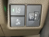 ハンドルの右側にはヘットライトリベライザーとHondaセンシング用のメインスイッチがついています。ヘッドライトリベライザーは道路状況や積荷の加重に応じてライトの高さを調節できます。