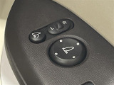 【電動格納ミラー】運転席のスイッチで、ドアミラーの開閉や角度の調整ができます。