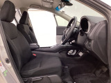 広い足元にゆったり座れるシートには肘掛けも装備しており長距離の運転でも疲れにくくなってます。女性でも運転がしやすいように、シートの高さ調整機能(シートリフター)がついています。